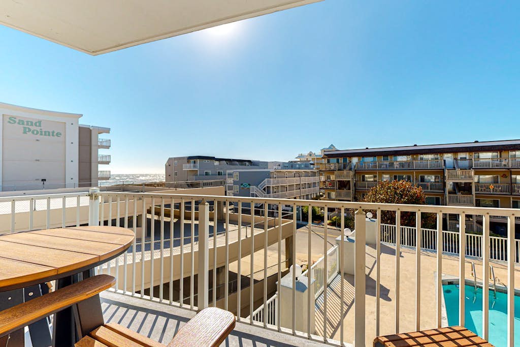 Ocean Block Condo with Central AC, WiFi, Gas Fireplace, W/D & Shared Pool