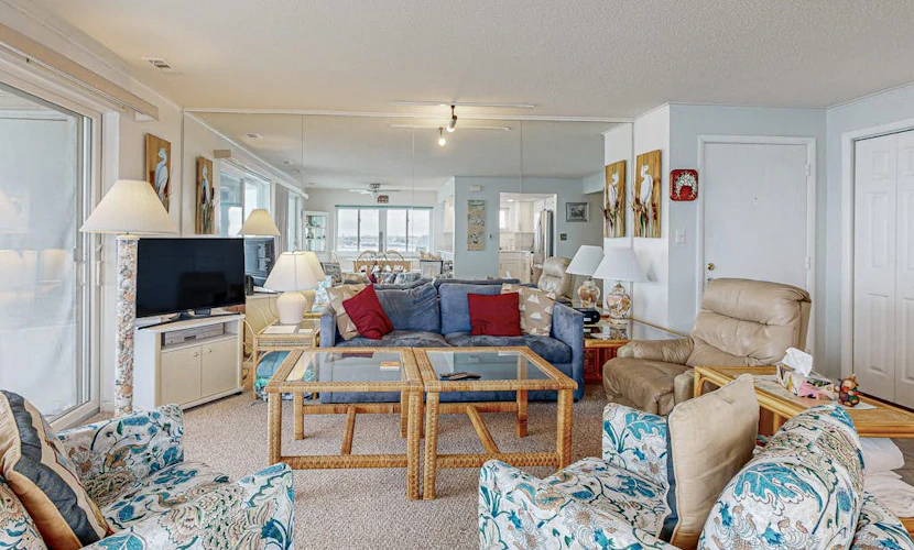 Bayfront Condo with Lovely Sunset Views, Balcony, AC, W/D & Shared Pool