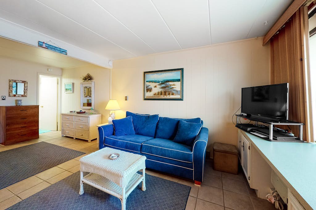 Comfortable studio with outdoor pool - walk to the beach