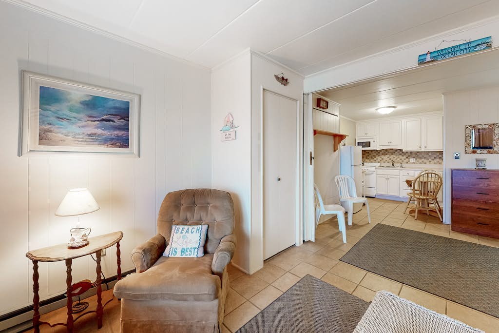 Comfortable studio with outdoor pool - walk to the beach