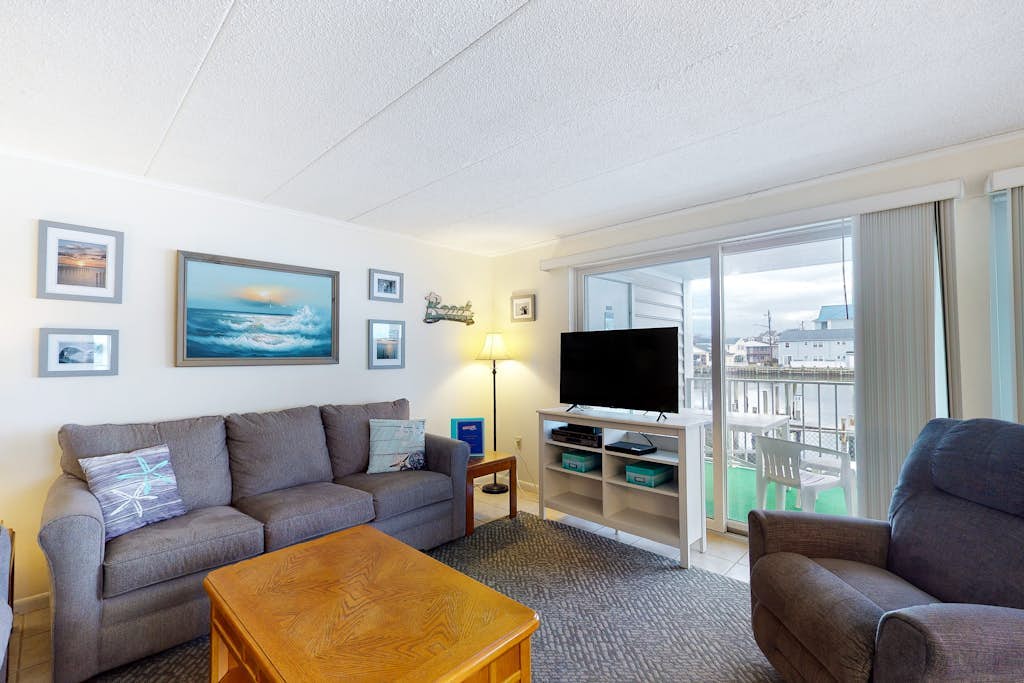 Bayfront Condo with Great Views, Wrap-Around Deck, WiFi, W/D & Shared Pool