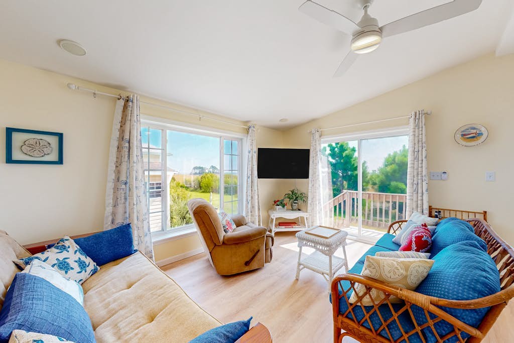 Bay-view manufactured retreat 2 pools, basketball & volleyball courts