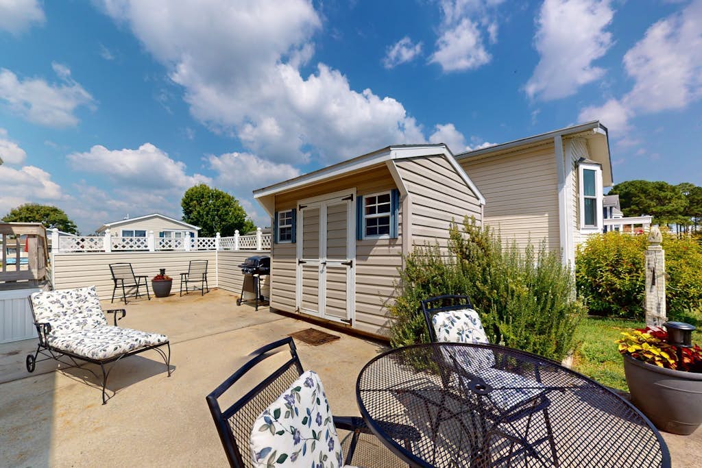 Bay-view manufactured retreat 2 pools, basketball & volleyball courts