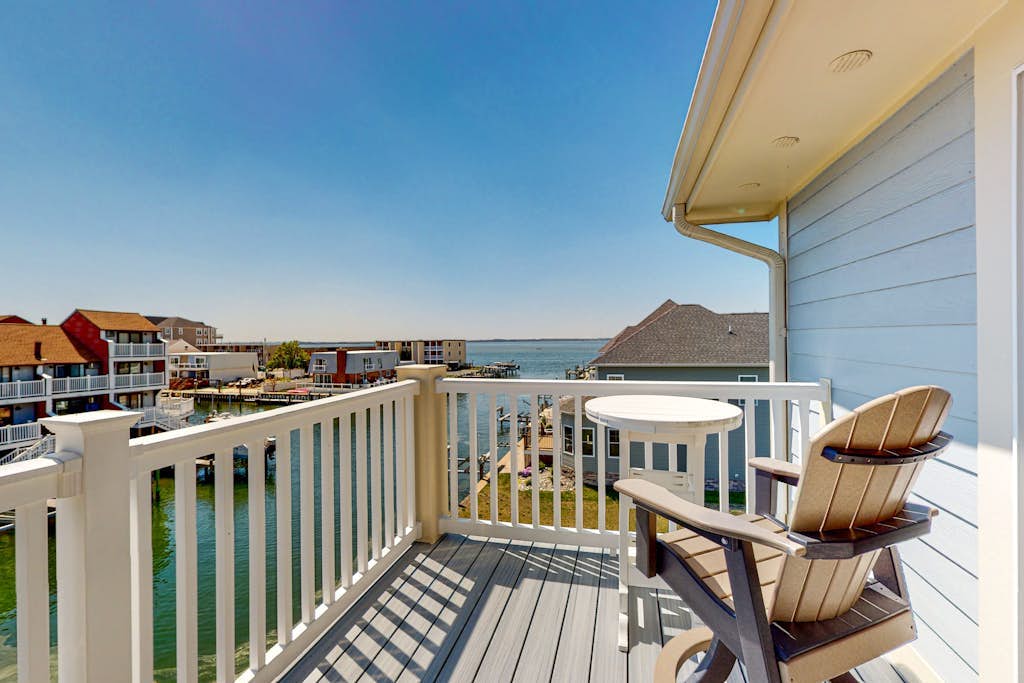 Bayfront, 3rd-floor condo with great deck, sunset view, pool, piers & central AC