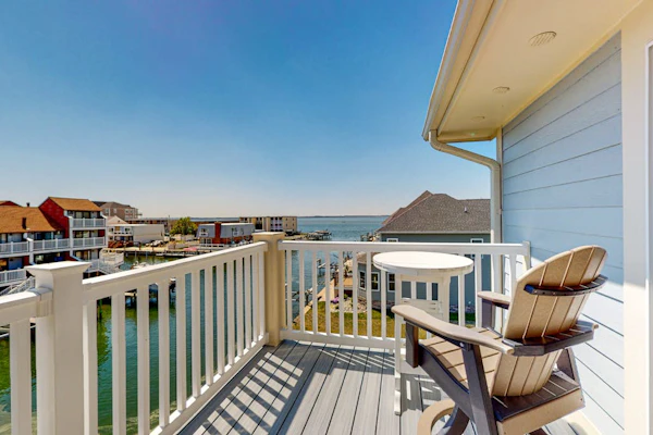 Bayfront, 3rd-floor condo with great deck, sunset view, pool, piers & central AC