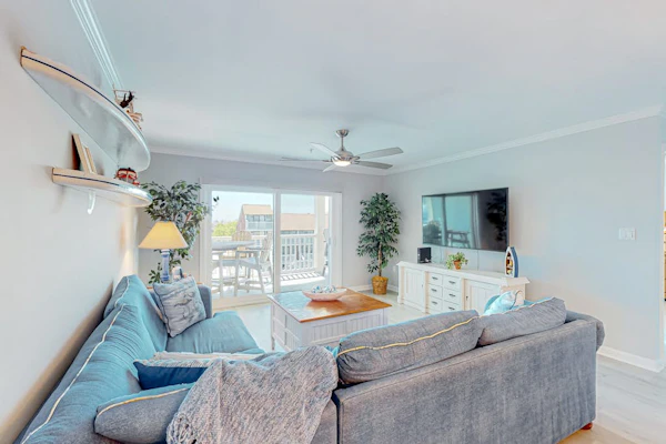 Bayfront, 3rd-floor condo with great deck, sunset view, pool, piers & central AC