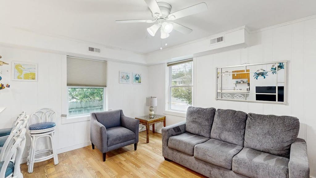 Comfortable condo near the beach & downtown with private balcony