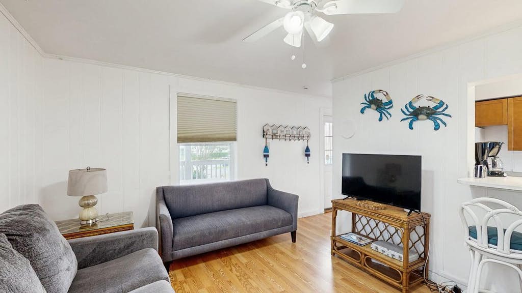 Comfortable condo near the beach & downtown with private balcony