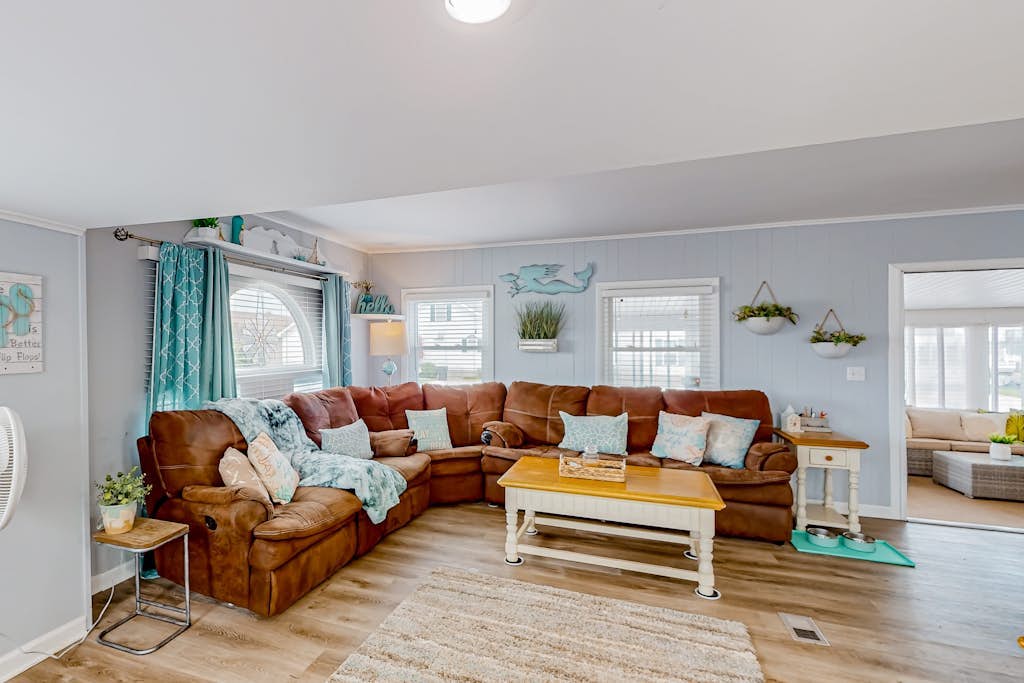 Dog-friendly home near beach with 2 pools, tennis, amazing views, outdoor shower