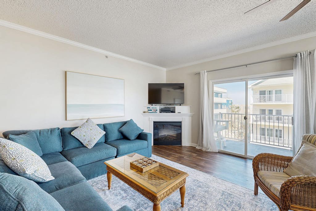 Sun-soaked beach retreat with amazing views of the ocean & bay, pool access