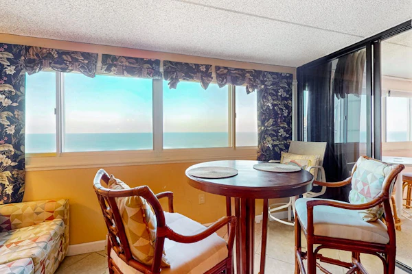 15th-floor beachfront condo with on-site pool, washer/dryer, & AC