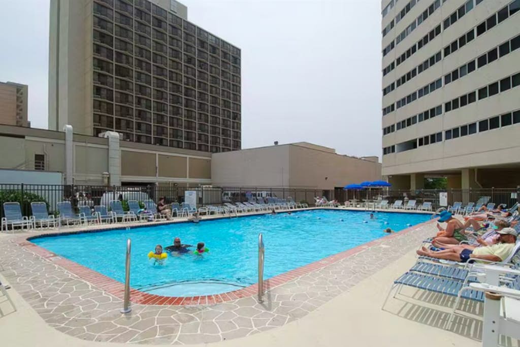 15th-floor beachfront condo with on-site pool, washer/dryer, & AC
