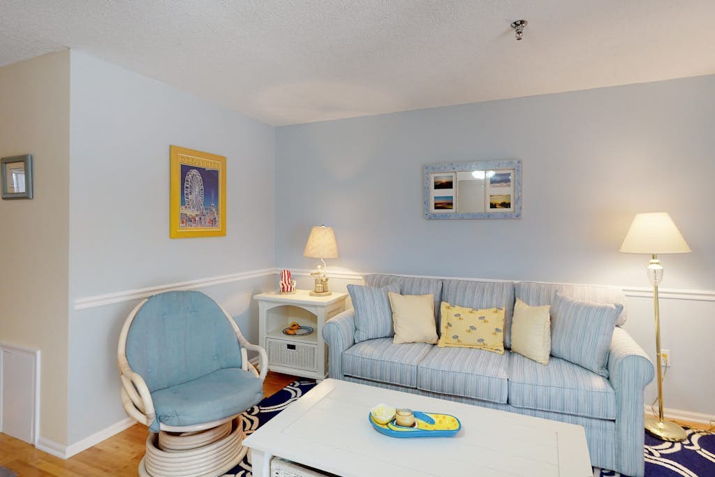 Serene condo with central AC, deck & washer/dryer - near golf