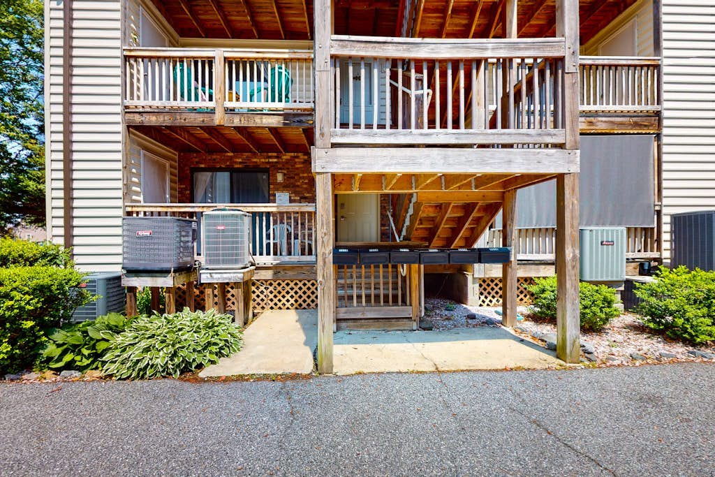 Serene condo with central AC, deck & washer/dryer - near golf