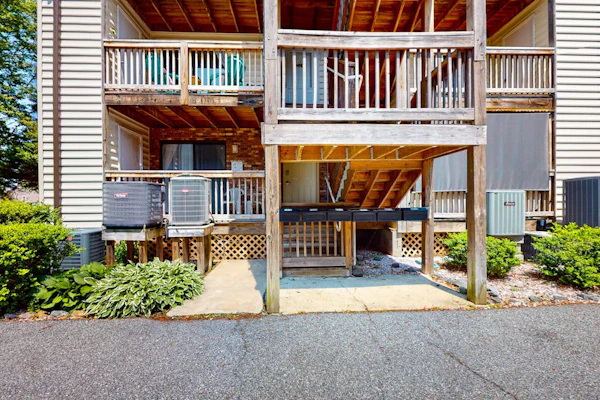 Serene condo with central AC, deck & washer/dryer - near golf