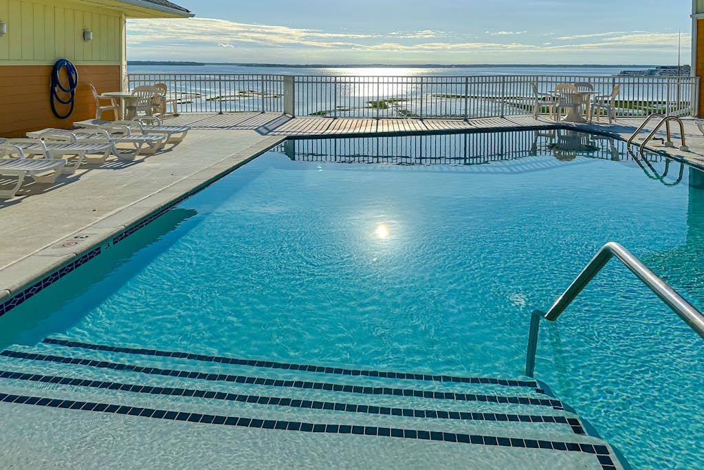 Penthouse Corner Condo, Dazzling Sunset, Wrap Balcony, Roof Pool, 1 Bk to Beach