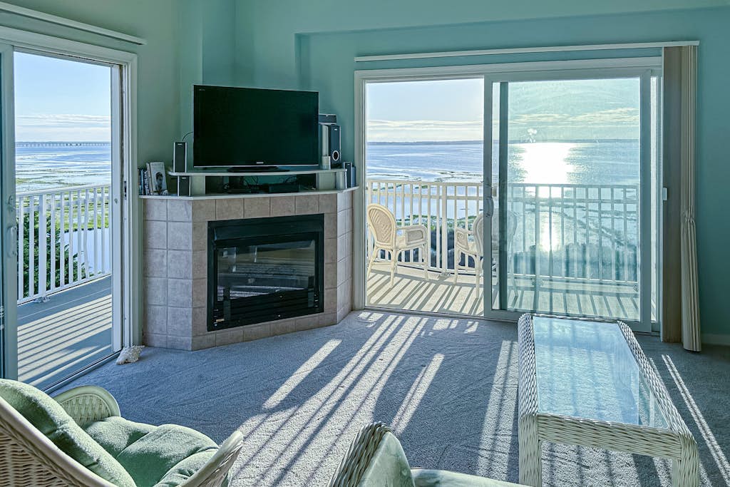 Penthouse Corner Condo, Dazzling Sunset, Wrap Balcony, Roof Pool, 1 Bk to Beach