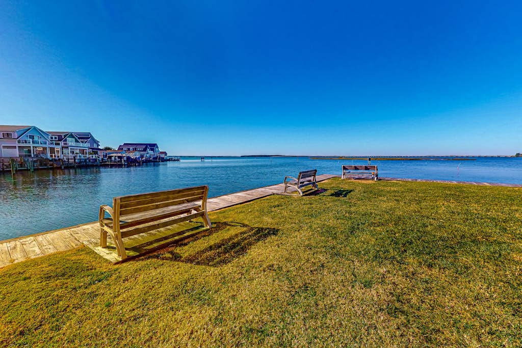 Bay view condo just two blocks from the beach with open layout, deck, & AC