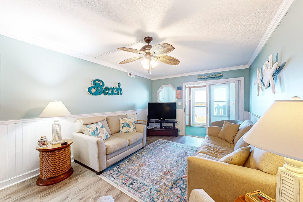 Bay view condo just two blocks from the beach with open layout, deck, & AC