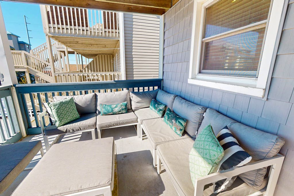 Sunny condo w/balconies, full kitchen, A/C & Wifi & just steps to the beach