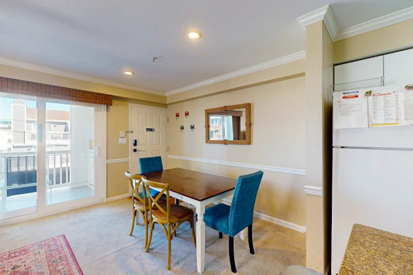 Sunny condo w/balconies, full kitchen, A/C & Wifi & just steps to the beach