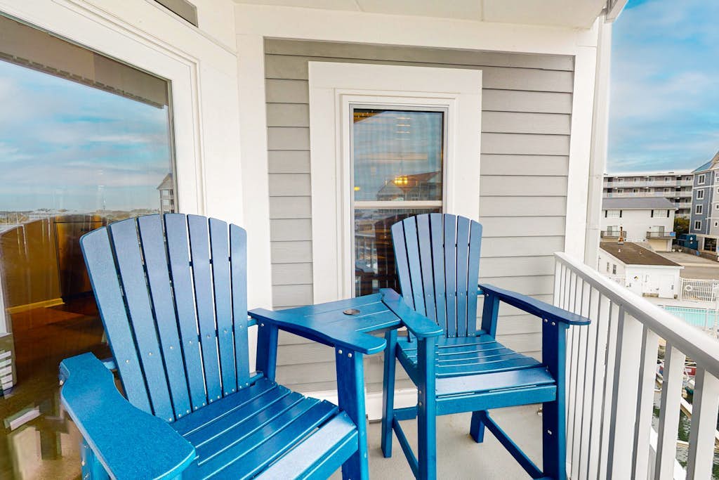 Sunny - bay view condo with balcony, shared pool, W/D, AC, blocks from the beach