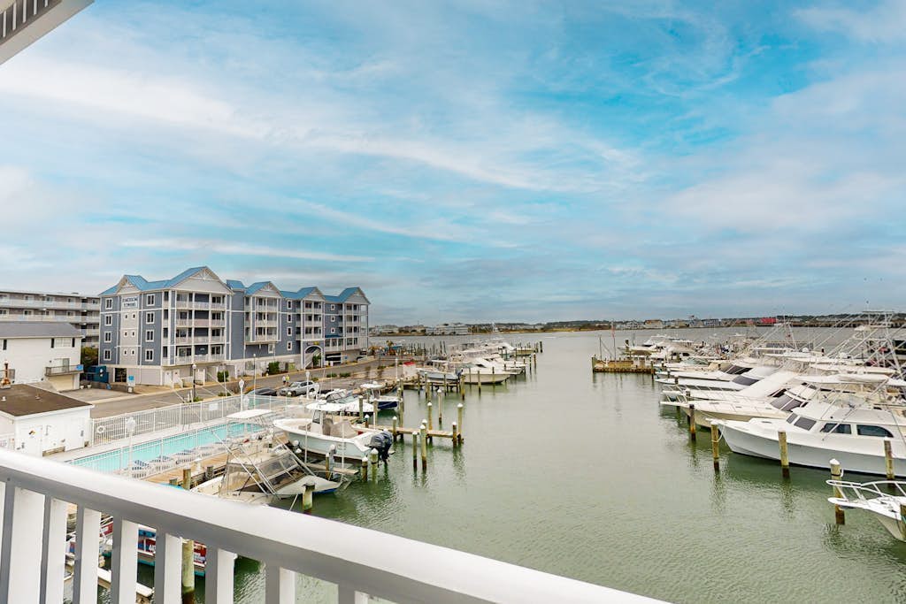 Sunny - bay view condo with balcony, shared pool, W/D, AC, blocks from the beach