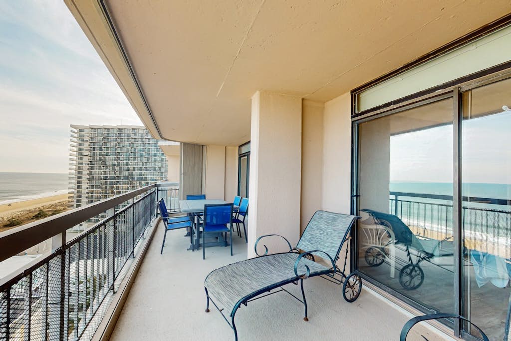 Oceanfront Condo w/ Balcony, Amazing Beach Views & Shared Pool & Tennis