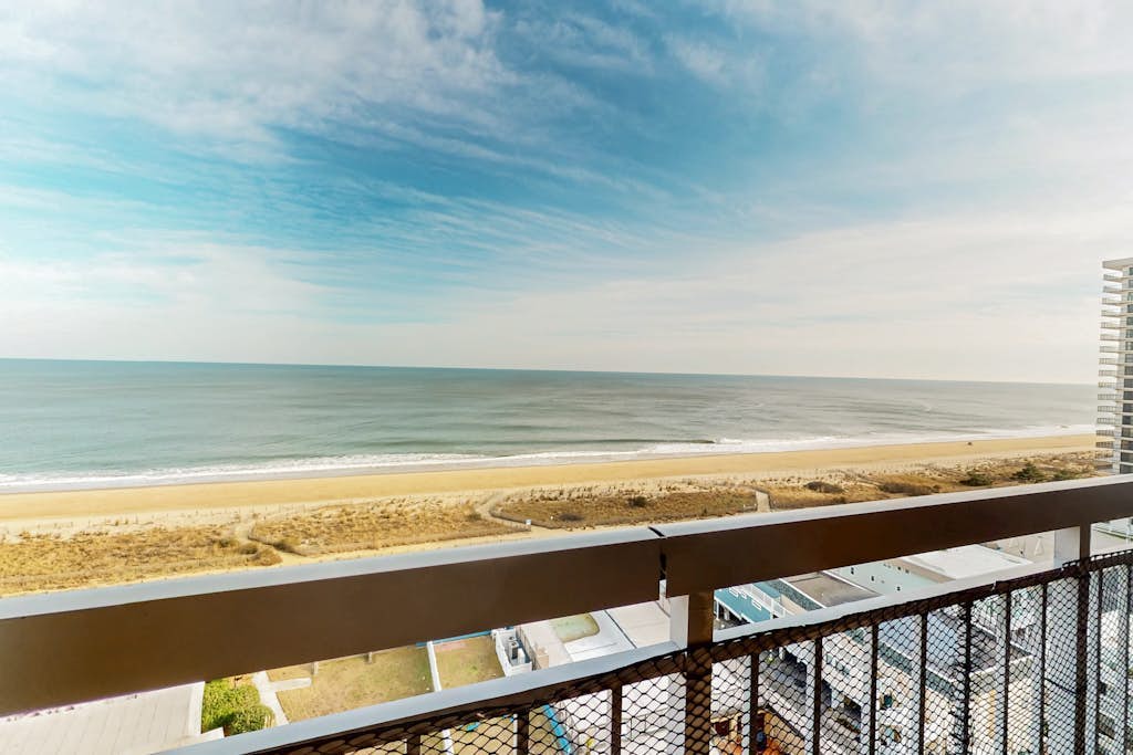 Oceanfront Condo w/ Balcony, Amazing Beach Views & Shared Pool & Tennis