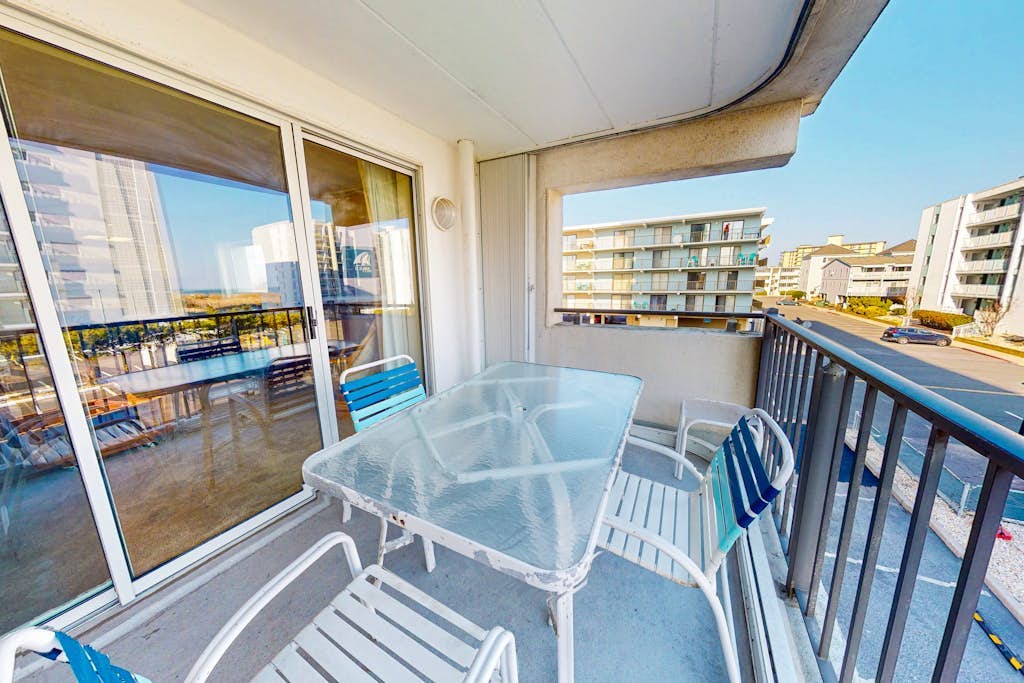 Luxury Uptown Condo w/ Ocean View, Balcony, Washer/Dryer, WiFi & Shared Pool