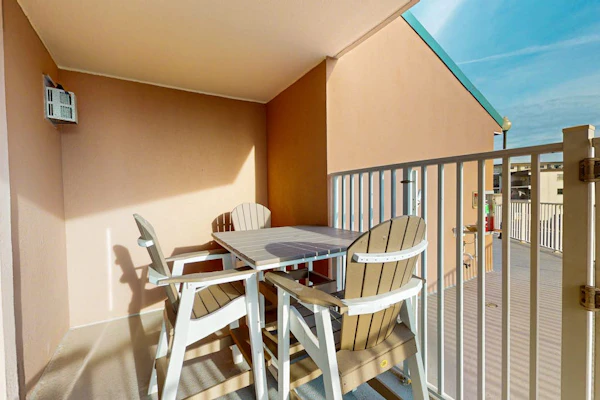 Luxury Condo Near Beach, Parks & Shopping w/ Washer/Dryer, Balcony & Shared Pool