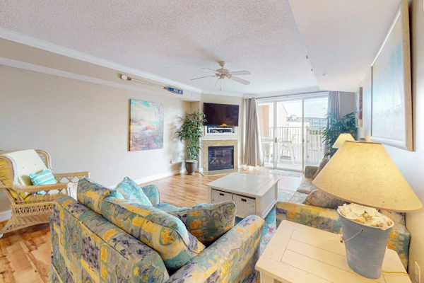 Luxury Condo Near Beach, Parks & Shopping w/ Washer/Dryer, Balcony & Shared Pool