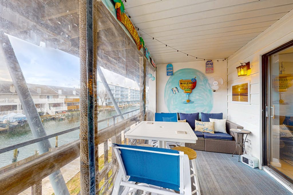 Sunny Condo Near Beach & Northside Park With Washer/Dryer, Balcony & Shared Pool