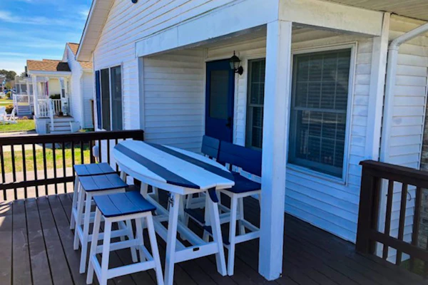Cozy beach house with private deck, outdoor shower & easy walk to the ocean