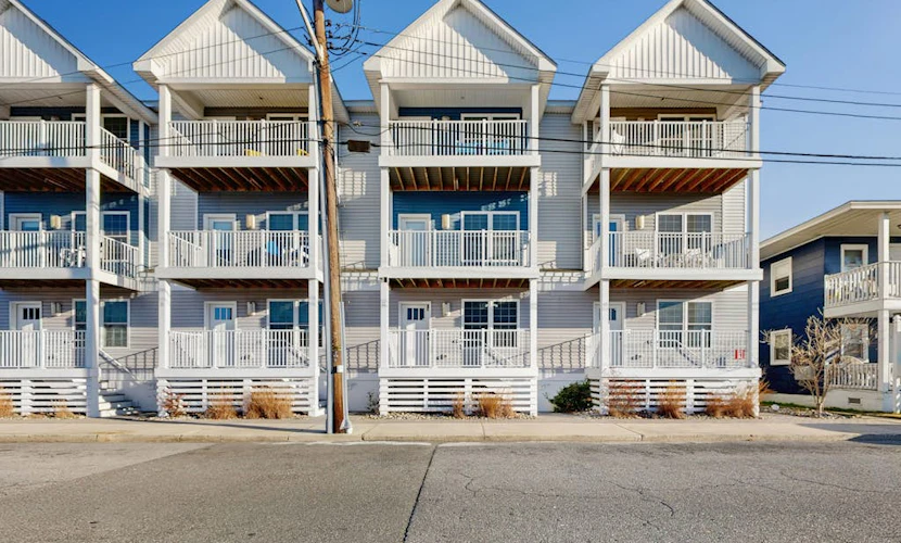 Family Townhouse w/3 Private Balconies,Washer/Dryer & Shared Community Pool