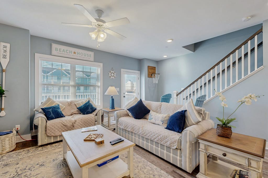 Family Townhouse w/3 Private Balconies,Washer/Dryer & Shared Community Pool