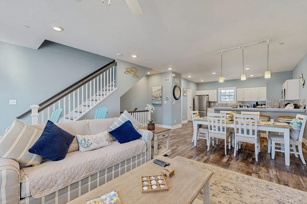 Family Townhouse w/3 Private Balconies,Washer/Dryer & Shared Community Pool