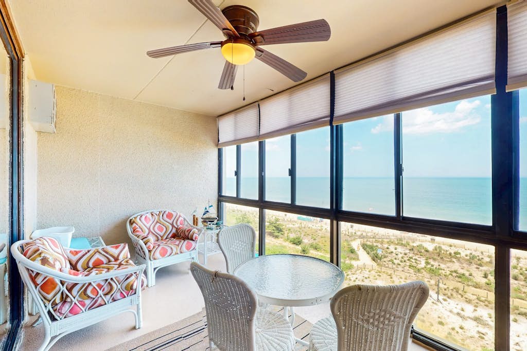 Sunny - ocean front condo w/beach views, balcony, shared pool, full kitchen & AC