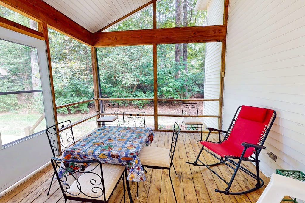Spacious - Ocean Pines home w/screened porch, full kitchen, washer/dryer & WiFi