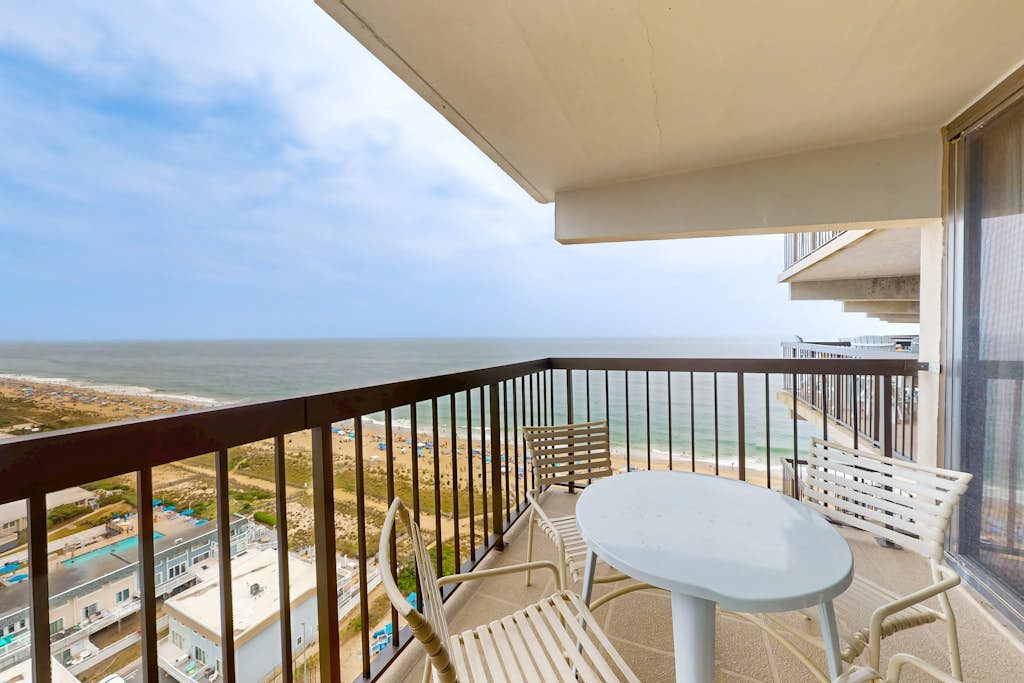 Charming Beach Condo w/Balcony, beach & bay views, Pools, Gym, Tennis, W/D & A/C