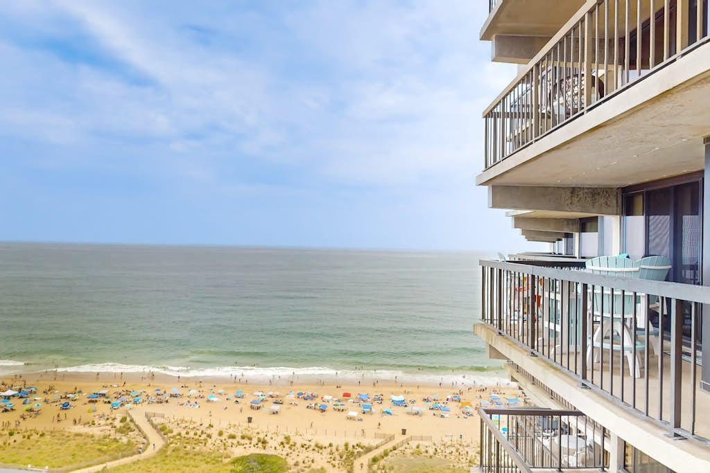 Charming Beach Condo w/Balcony, beach & bay views, Pools, Gym, Tennis, W/D & A/C