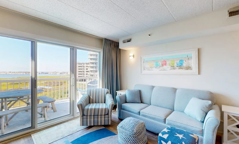 Top floor Bay-view condo blocks from the beach with pool, balcony, WiFi & W/D