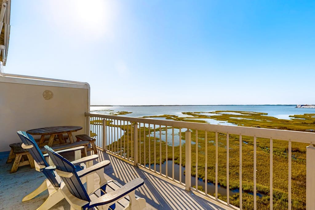 Top floor Bay-view condo blocks from the beach with pool, balcony, WiFi & W/D