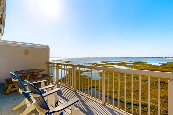Top floor Bay-view condo blocks from the beach with pool, balcony, WiFi & W/D