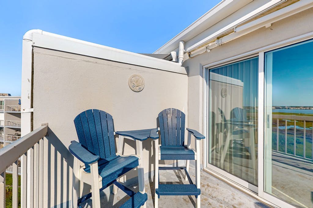 Top floor Bay-view condo blocks from the beach with pool, balcony, WiFi & W/D