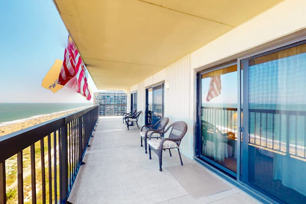 Luxury - penthouse beach condo with balcony, W/D, pools, gym, sauna, tennis & AC