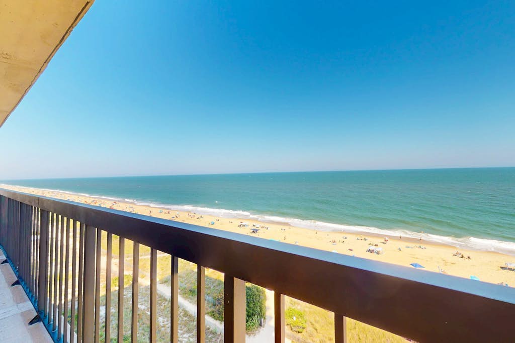 Luxury - penthouse beach condo with balcony, W/D, pools, gym, sauna, tennis & AC