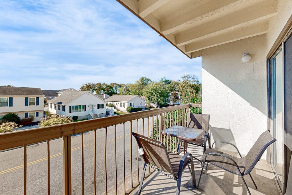 Luxury condo near the ocean with balcony, seasonal pool, tennis, patio, & AC