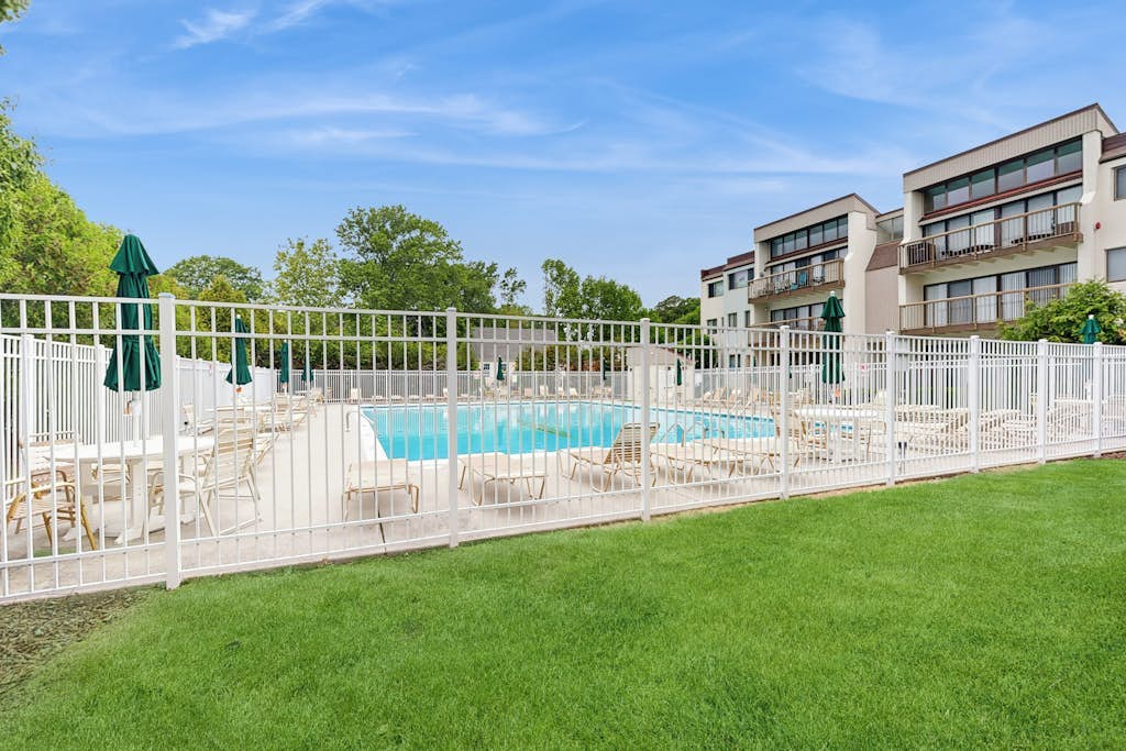 Luxury condo near the ocean with balcony, seasonal pool, tennis, patio, & AC