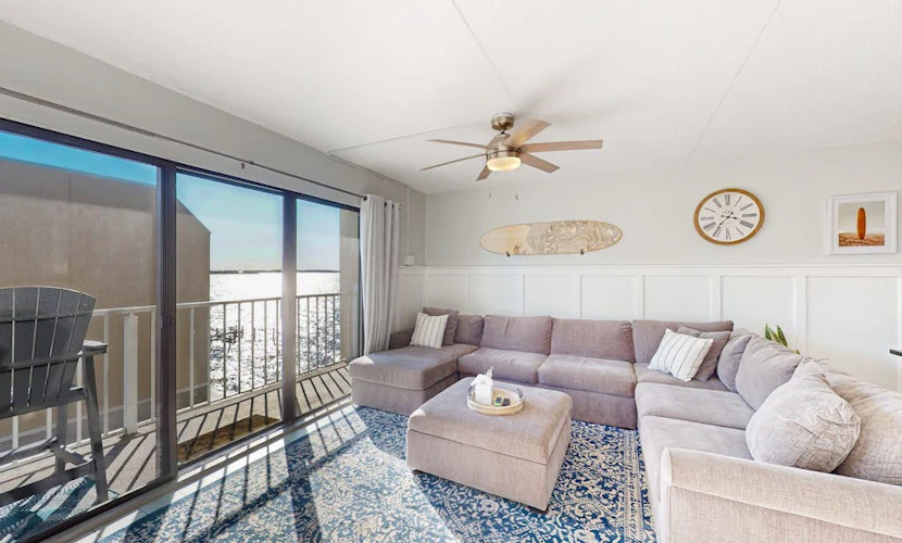Luxury Mid-town condo w/pool & grill access - scenic balcony w/canal & bay view